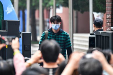 (miniature) Un candidat quitte un site d'examen après avoir passé l'examen national d'entrée à l'université à Beijing