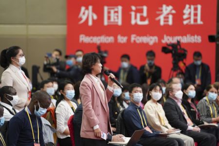 (miniature) Une journaliste pose une question par liaison vid&eacute;o lors d'une conf&eacute;rence de presse en marge du 20e Congr&egrave;s national du Parti communiste chinois (PCC)