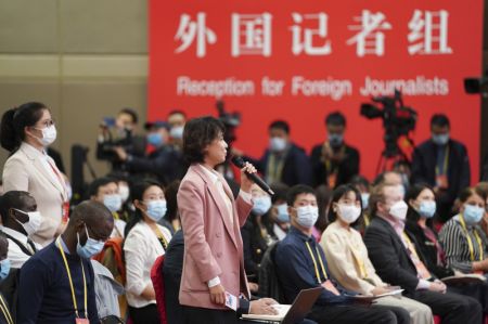 (miniature) Une journaliste pose une question par liaison vidéo lors d'une conférence de presse en marge du 20e Congrès national du Parti communiste chinois (PCC)