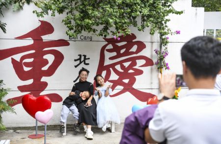 (miniature) Des visiteurs se prennent en photo dans le Bloc culturel et créatif de Beicang dans l'arrondissement de Jiangbei