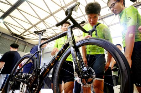 (miniature) Des visiteurs regardent un v&eacute;lo expos&eacute; au 31e Salon international du v&eacute;lo de Chine