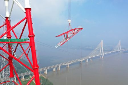 (miniature) Photo aérienne montrant le site de construction d'un pylône de transmission à longue portée du projet de transmission d'électricité à ultra-haute tension (UHV) Baihetan-Zhejiang au bord du fleuve Yangtsé