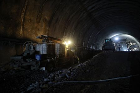 (miniature) Des &eacute;quipements de per&ccedil;age &agrave; l'int&eacute;rieur du tunnel Yangjiazhai de la ligne ferroviaire &agrave; grande vitesse Guiyang-Nanning