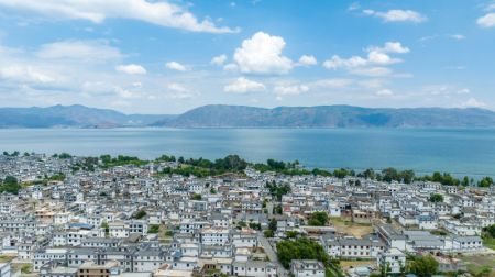 (miniature) La zone résidentielle du groupe ethnique Bai le long du lac Erhai dans la préfecture autonome Bai de Dali