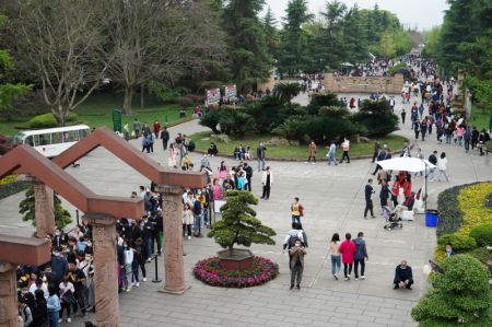 (miniature) Les visiteurs attendent d'entrer dans la salle d'exposition dans le musée de Sanxingdui dans la ville de Guanghan