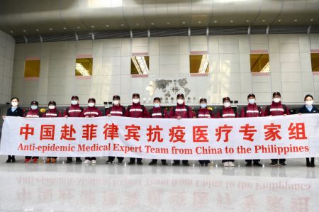(miniature) Des experts médicaux chinois posent pour une photo de groupe avant leur départ pour les Philippines