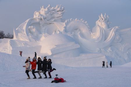 (miniature) Des visiteurs posent pour une photo lors de la 33e Exposition internationale d'art de sculpture sur neige de Harbin