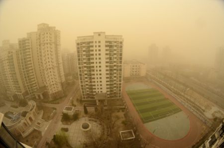 (miniature) Photo montrant un quartier résidentiel frappé par la tempête de sable à Beijing