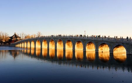 (miniature) Le coucher de soleil illuminant le Pont des dix-sept arches au Palais d'été à Beijing