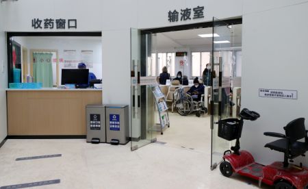 (miniature) Des patients sont traités par perfusion intraveineuse dans un établissement de santé communautaire à Shanghai