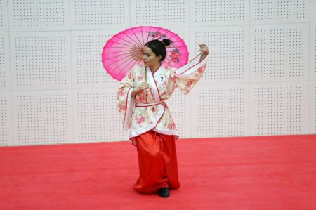(miniature) Une participante à la 22e édition du concours Pont vers le chinois pour l'apprentissage de la langue chinoise