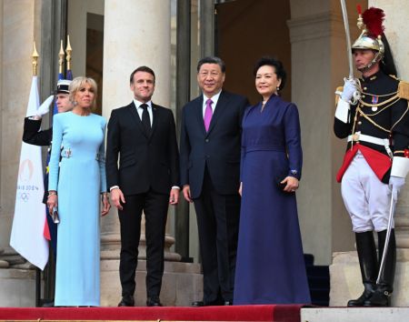 (miniature) Le président chinois Xi Jinping et son épouse Peng Liyuan posent pour une photo de famille avec le président français Emmanuel Macron et son épouse Brigitte Macron à Paris en France