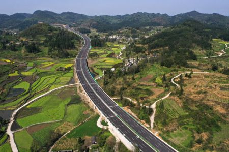 (miniature) Photo aérienne prise le 28 mars 2022 d'une section de l'autoroute Guiyang-Huangping