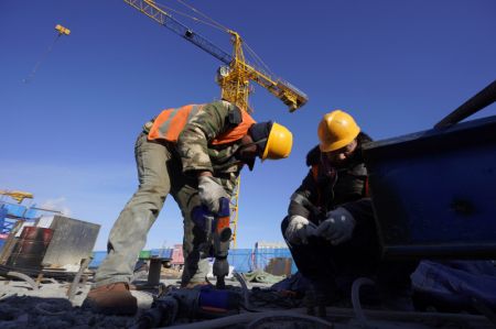 (miniature) Deux ouvriers travaillent dans le chantier de construction de la section de Sanhe du chemin de fer interurbain Beijing-Tangshan
