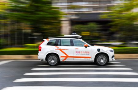 (miniature) Un véhicule à conduite autonome de Didi dans l'arrondissement de Huadu