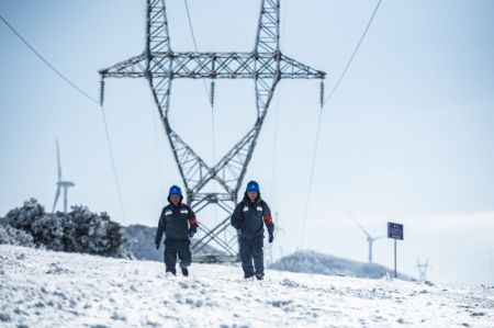 (miniature) Des employés du bureau local d'approvisionnement en électricité patrouillent à Liupanshui