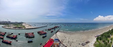 (miniature) Photo aérienne de bateaux quittant le port de pêche de Dianjian