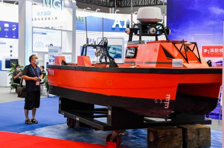 (miniature) Un bateau autonome de recherche oc&eacute;anographique pr&eacute;sent&eacute; &agrave; la 19e Exposition Chine-ASEAN