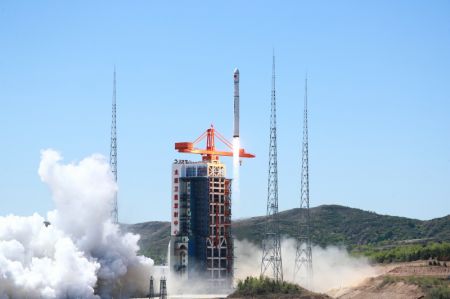 (miniature) Une fusée porteuse Longue Marche-6C transportant quatre satellites décolle depuis le centre de lancement des satellites de Taiyuan