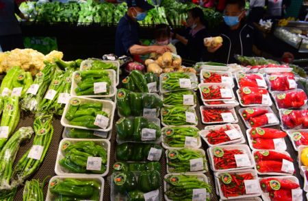 (miniature) Des consommateurs achètent des légumes dans un supermarché de Wuxi