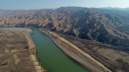 (miniature) Photo aérienne prise le 3 mars 2021 montrant une section du fleuve Jaune dans la région autonome Hui du Ningxia