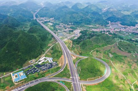 (miniature) La section de Guidingbei de l'autoroute Guiyang-Huangping