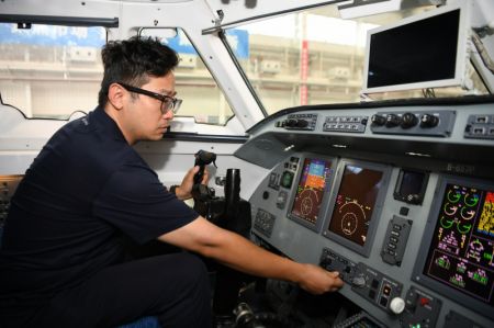 (miniature) Un membre du personnel dans un avion MA60 de lutte contre les incendies