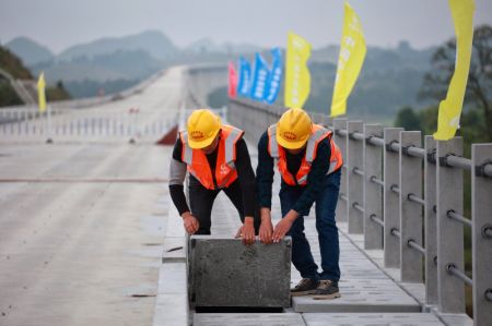(miniature) Des ouvriers sur le chantier du grand pont de la ligne ferroviaire &agrave; grande vitesse Guiyang-Nanning &agrave; Dushan