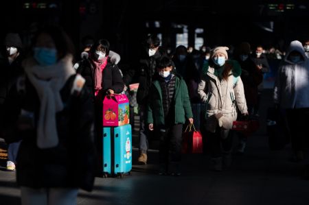 (miniature) Des voyageurs à l'intérieur de la gare de Harbin