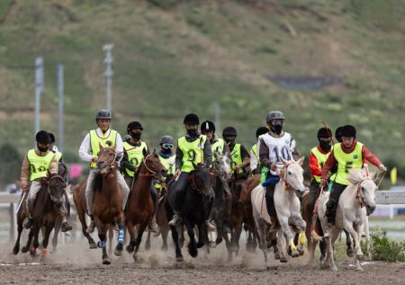 (miniature) Des cavaliers participent à une course de chevaux dans le district de Litang de la préfecture autonome tibétaine de Garze