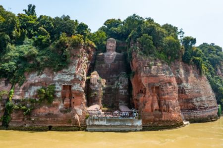 (miniature) Vue aérienne du Bouddha géant de Leshan et de sa base rendue visible par la baisse du niveau d'eau