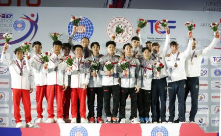 (miniature) Les médaillés d'or de l'équipe japonaise (au centre)