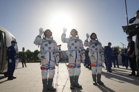 (miniature) Une c&eacute;r&eacute;monie d'au revoir pour les trois astronautes chinois de la mission spatiale habit&eacute;e Shenzhou-14