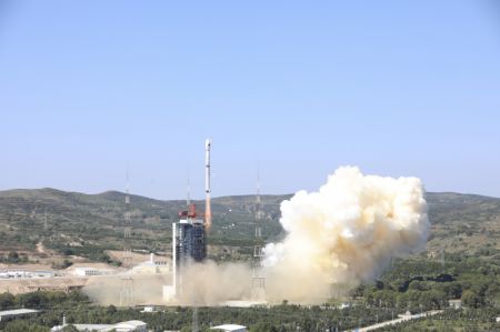 (miniature) Une fusée porteuse Longue Marche-4C transportant le satellite Gaofen-5 02 décolle du Centre de lancement de satellites de Taiyuan