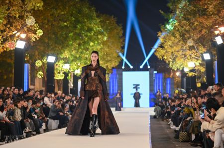 (miniature) Une mannequin présente une création lors d'un défilé de mode dans le quartier historique et culturel de la Route du Nord de Jiefang