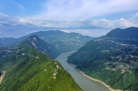 (miniature) Photo aérienne prise le 27 juin 2023 d'une vue de la gorge Wuxia