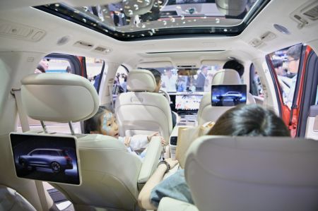 (miniature) Des visiteurs assis dans un véhicule équipé du système d'exploitation Harmony développé par l'entreprise chinoise Huawei