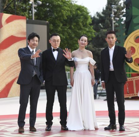 (miniature) Le réalisateur Gao Peng (2e à gauche)