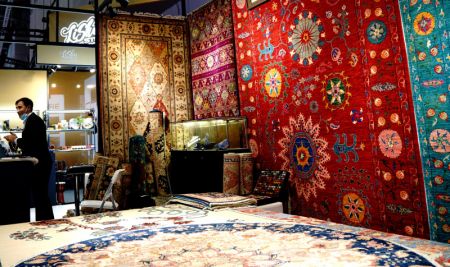 (miniature) Un stand exposant des tapis de laine fabriqués à la main venant de l'Afghanistan lors de la 4e édition de l'Exposition internationale d'importation de la Chine (CIIE) à Shanghai