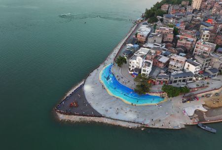 (miniature) Photo prise par un drone montrant des touristes dans le village de Sizhou