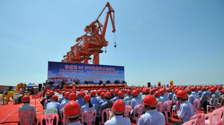 (miniature) Photo d'archives prise le 21 septembre 2009 montrant la cérémonie de fin de travaux de deux postes d'amarrage dans le port de Qinzhou