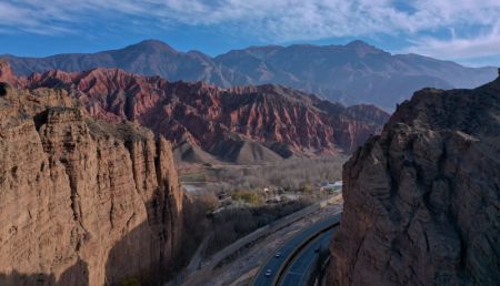 (miniature) Vue aérienne de reliefs Danxia