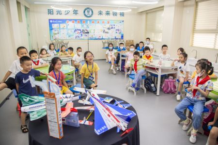 (miniature) Des élèves apprennent des connaissances scientifiques intéressantes dans une école primaire à Wuhan
