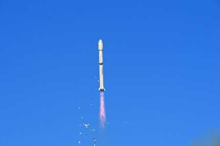 (miniature) Une fusée porteuse Longue Marche-4C transportant le satellite Yaogan-33 02 décolle depuis le Centre de lancement des satellites de Jiuquan dans le nord-ouest de la Chine