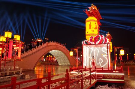 (miniature) Photo aérienne montrant des gens visitant l'ancienne rue de Hetou à l'approche du Nouvel An lunaire chinois dans l'arrondissement de Fengnan à Tangshan