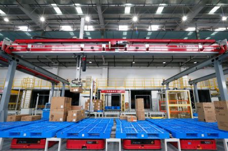 (miniature) Des robots automatiques trient des marchandises dans un entrepôt intelligent d'un parc industriel de logistique à Qingdao