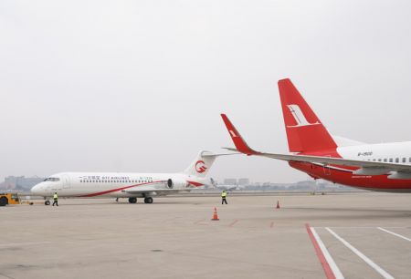 (miniature) Un avion de ligne ARJ21 de One Two Three Airlines (OTT Airlines) se dirige vers la zone désignée avant d'effectuer son premier vol à l'aéroport international Hongqiao de Shanghai