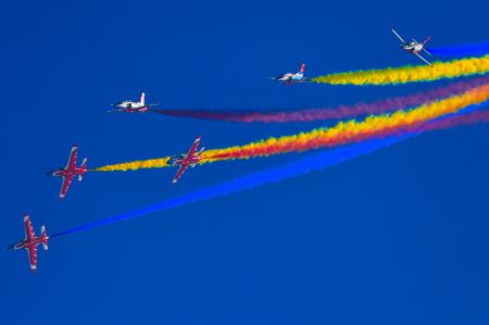 (miniature) Des avions de l'équipe de voltige Faucon rouge de Chine durant un entraînement à Zhuhai