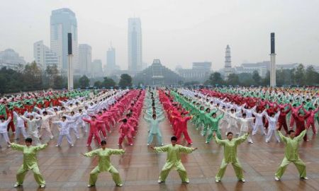 (miniature) 1000 pratiquants de Qigong s'exercent ensemble