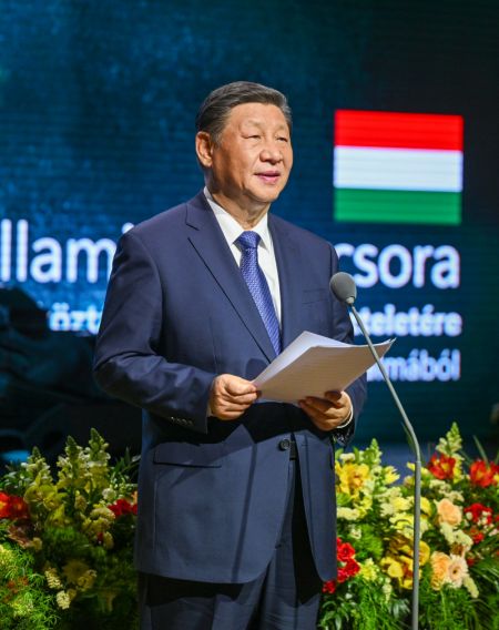 (miniature) Le président chinois Xi Jinping s'exprime lors d'un banquet de bienvenue offert par le Premier ministre hongrois Viktor Orban et son épouse Aniko Levai à Budapest